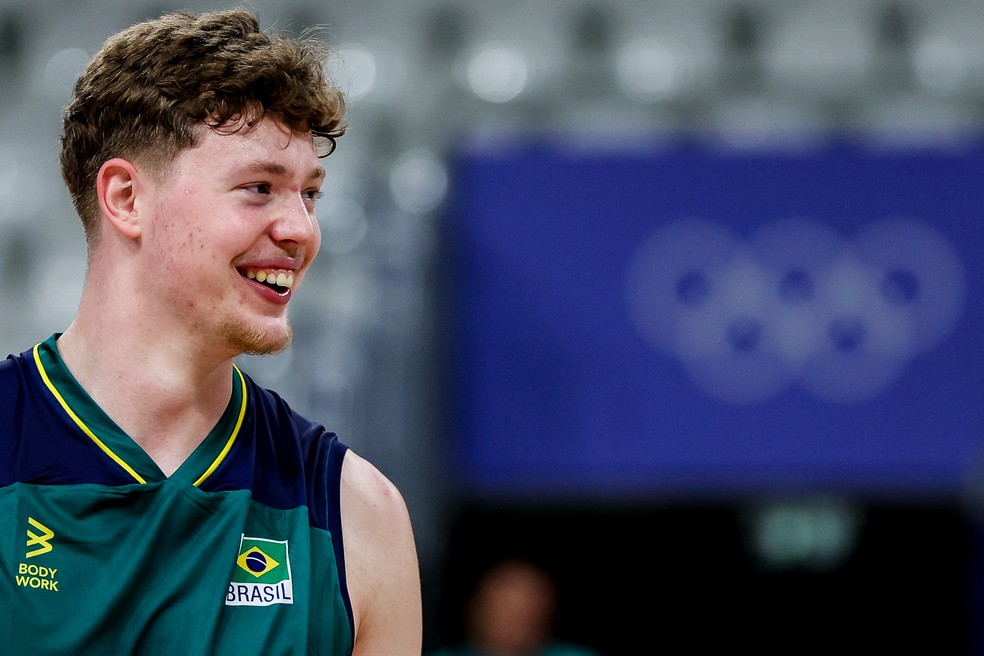 Atleta Lukas Bergmann treinando com a seleção brasileira masculina de vôlei em Paris 2024 — Foto: Miriam Jeske/COB