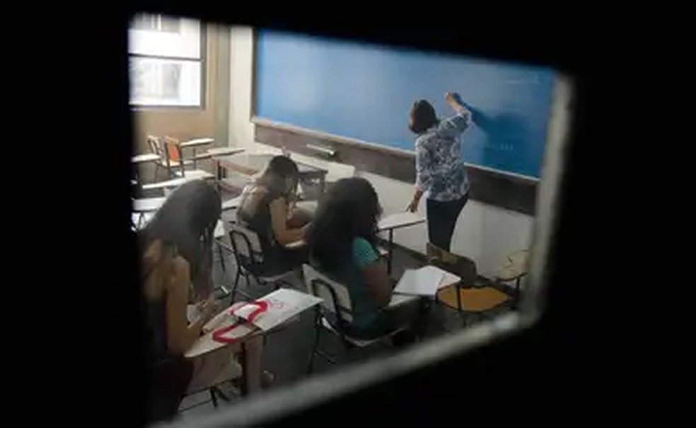 Alunos assistem aula em universidade do Rio — Foto: Tânia Rêgo/Agência Brasil