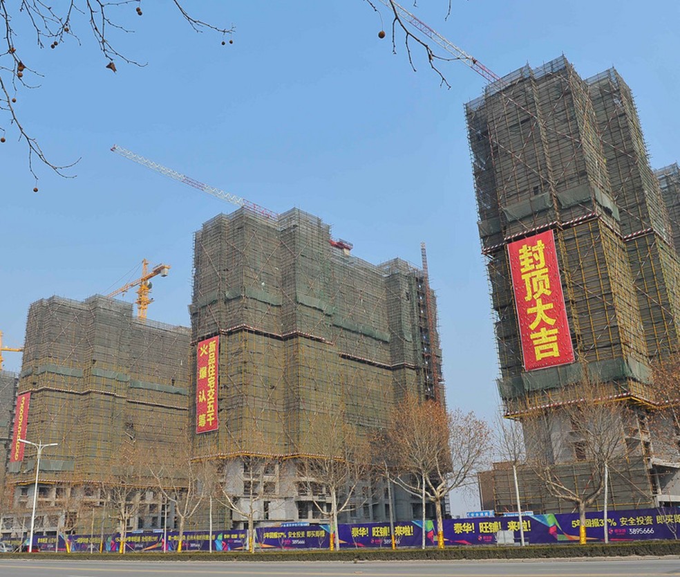 Prédios em construção na cidade de Qingzhou, no leste da China — Foto: Imaginechina/AP - 20/2/2014