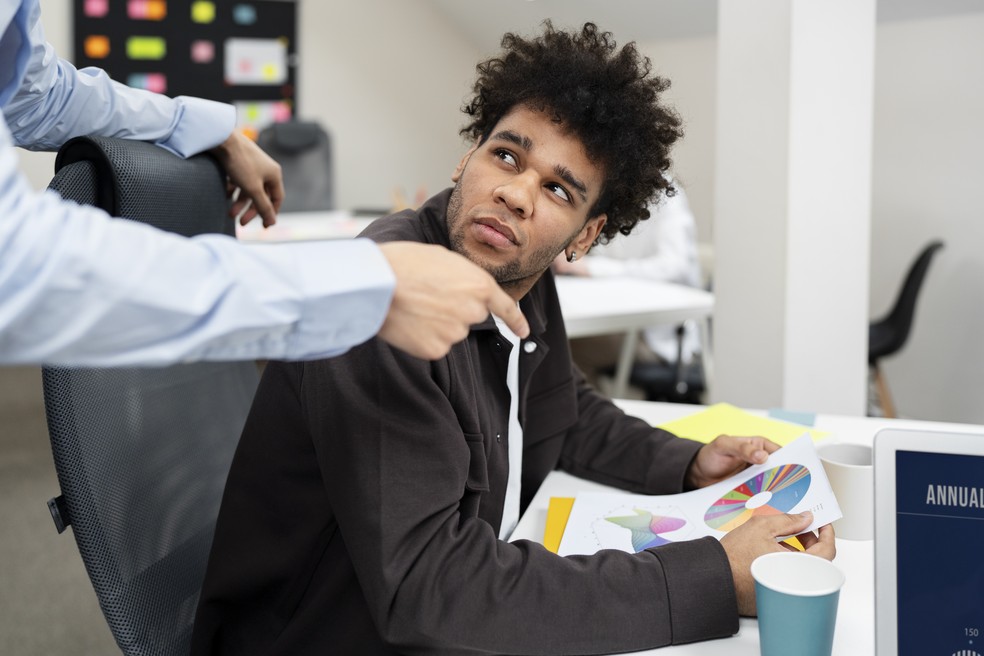 Colunista reforça que um novo gestor traz novos códigos, novas formas de controle e novas expectativas que podem desequilibrar o que antes fluía bem — Foto: Freepik