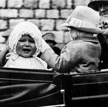 A pequena Elizabeth, com 1 ano de idade, passeia nos terrenos do Castelo de Windsor com o primo, Gerald Lascelles — Foto: AP Photo/Fls/1927, file