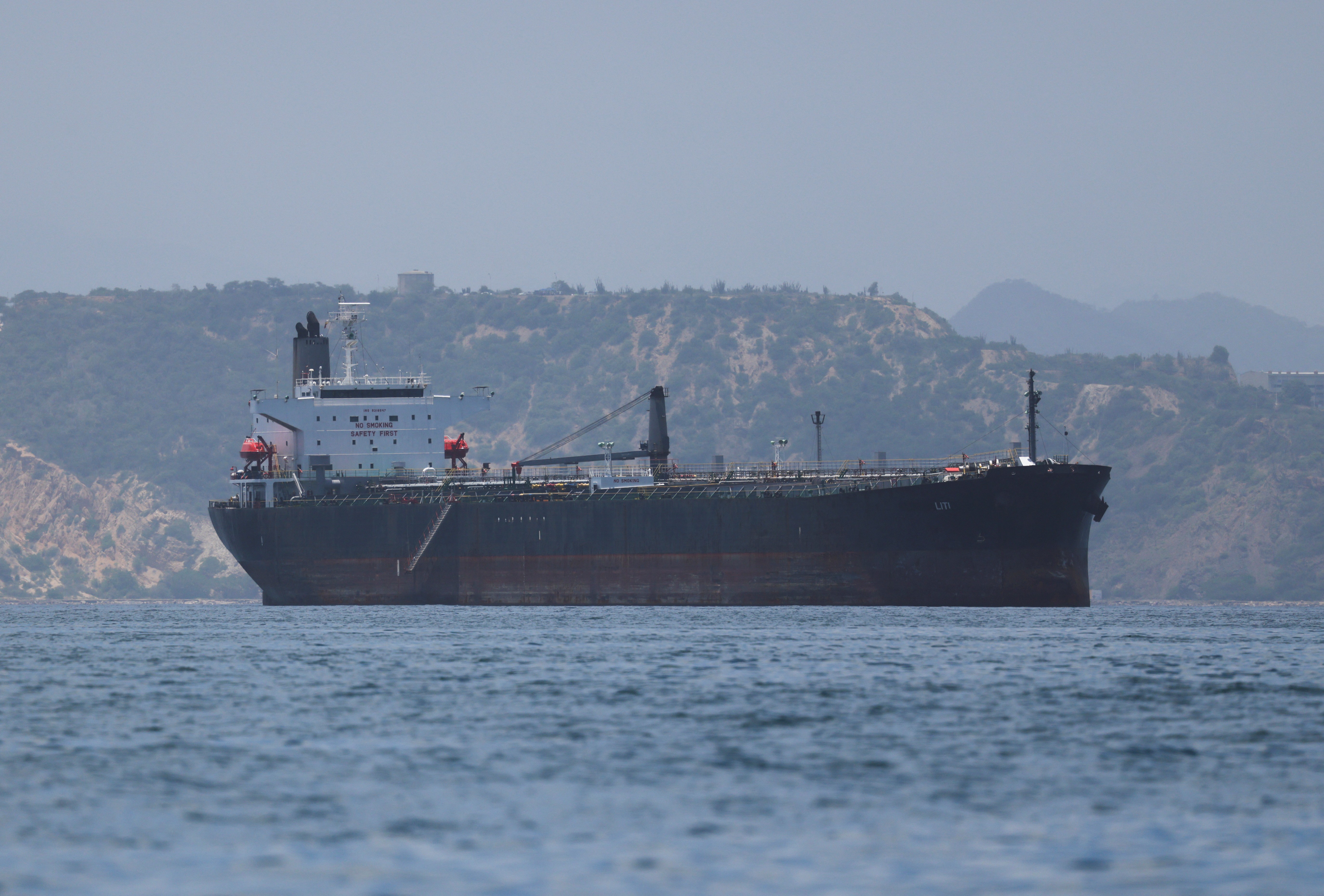 Navios fazem fila em busca de petróleo da Venezuela, mas estrutura deteriorada atrasa vendas - QTU Questões do Universo