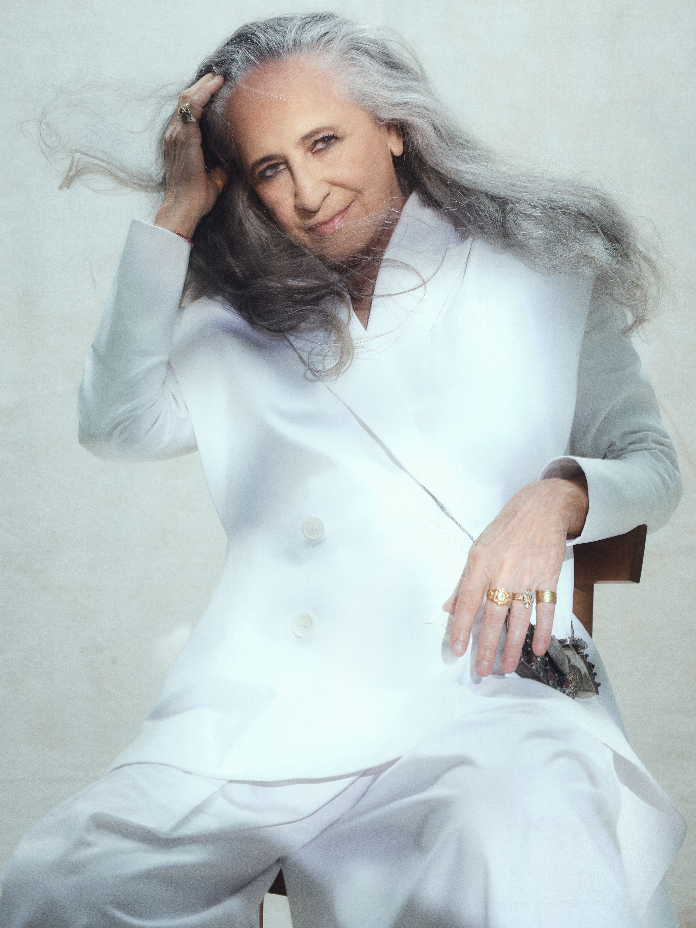 ‘Eu sou meio palhacinha. Gosto de ficar soltinha’ no palco, diz Maria Bethânia, que inicia turnê de 60 anos de carreira