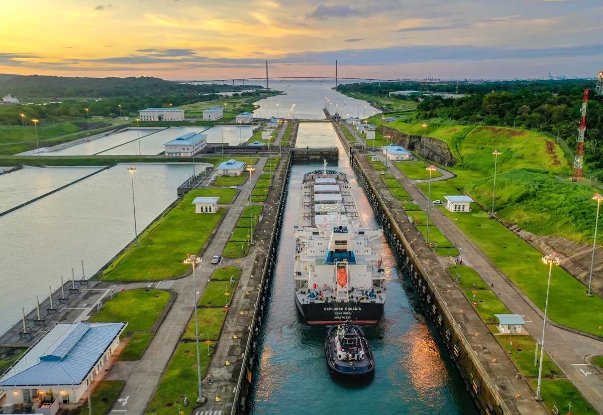 Trump diz que navios dos EUA devem passar pelos canais do Panamá e de Suez sem pagar tarifas