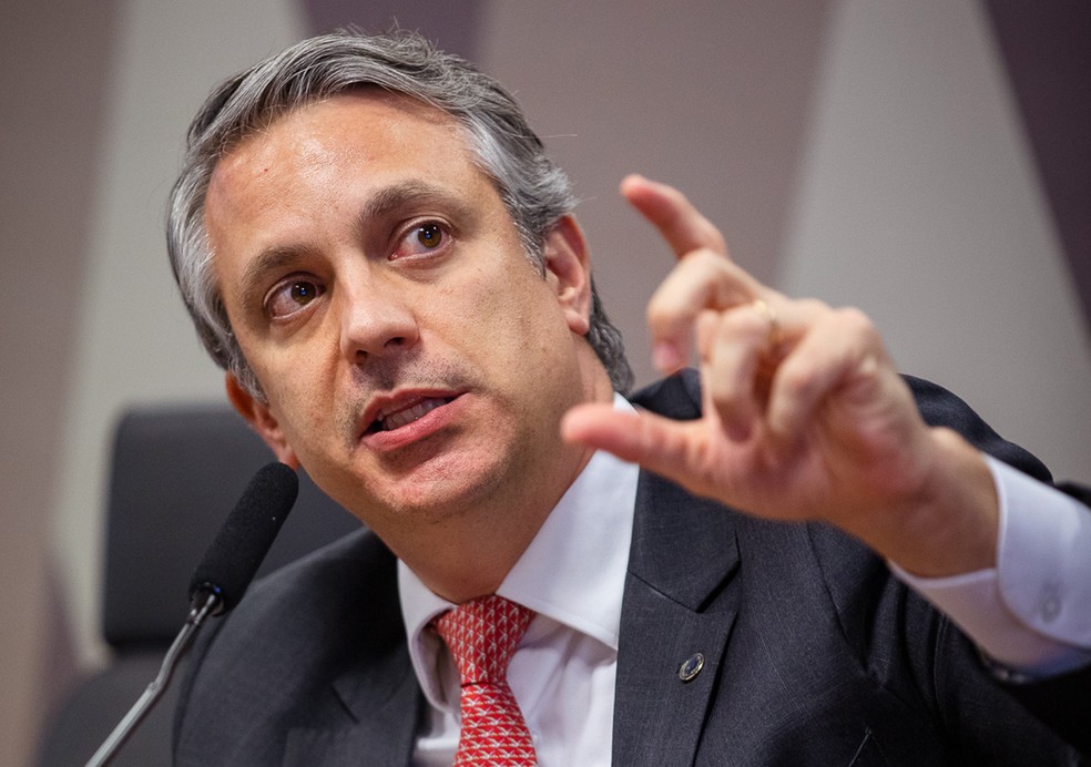 Diagrama financeiro mostrando fluxo de capital e impostos sobre dividendos.