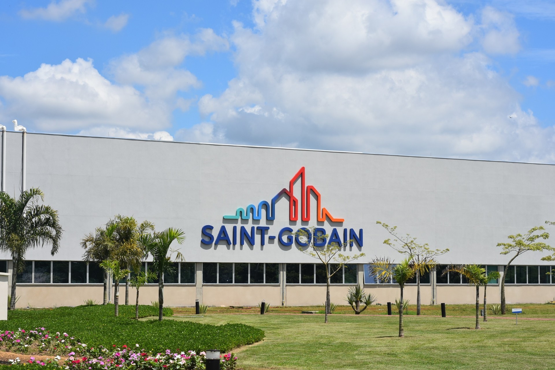 Saint-Gobain conclui venda da rede varejista Tumelero