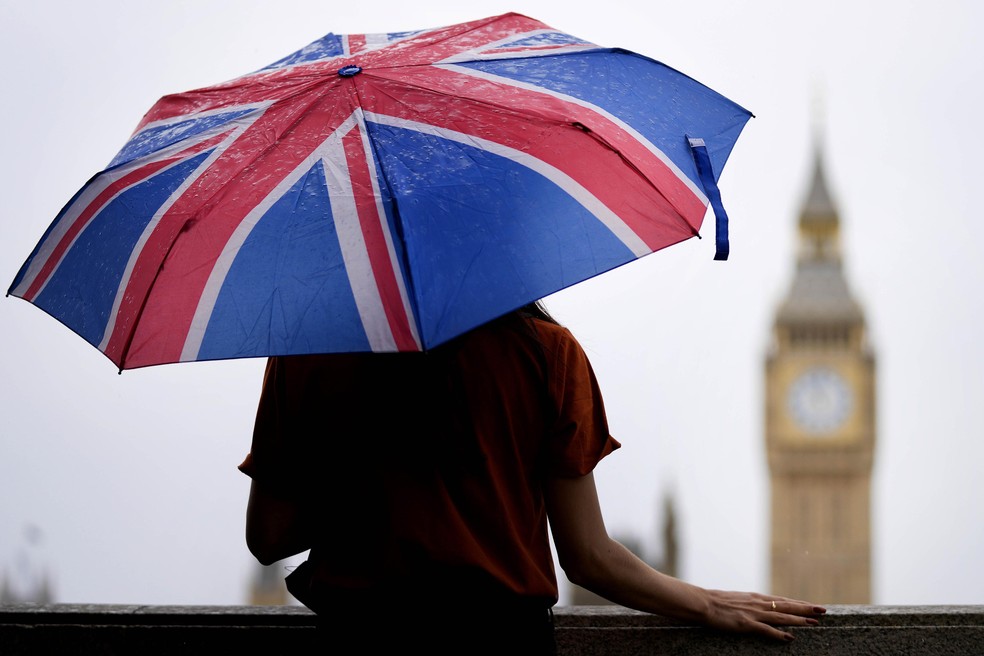 Mulher em Londres — Foto: Frank Augstein/AP