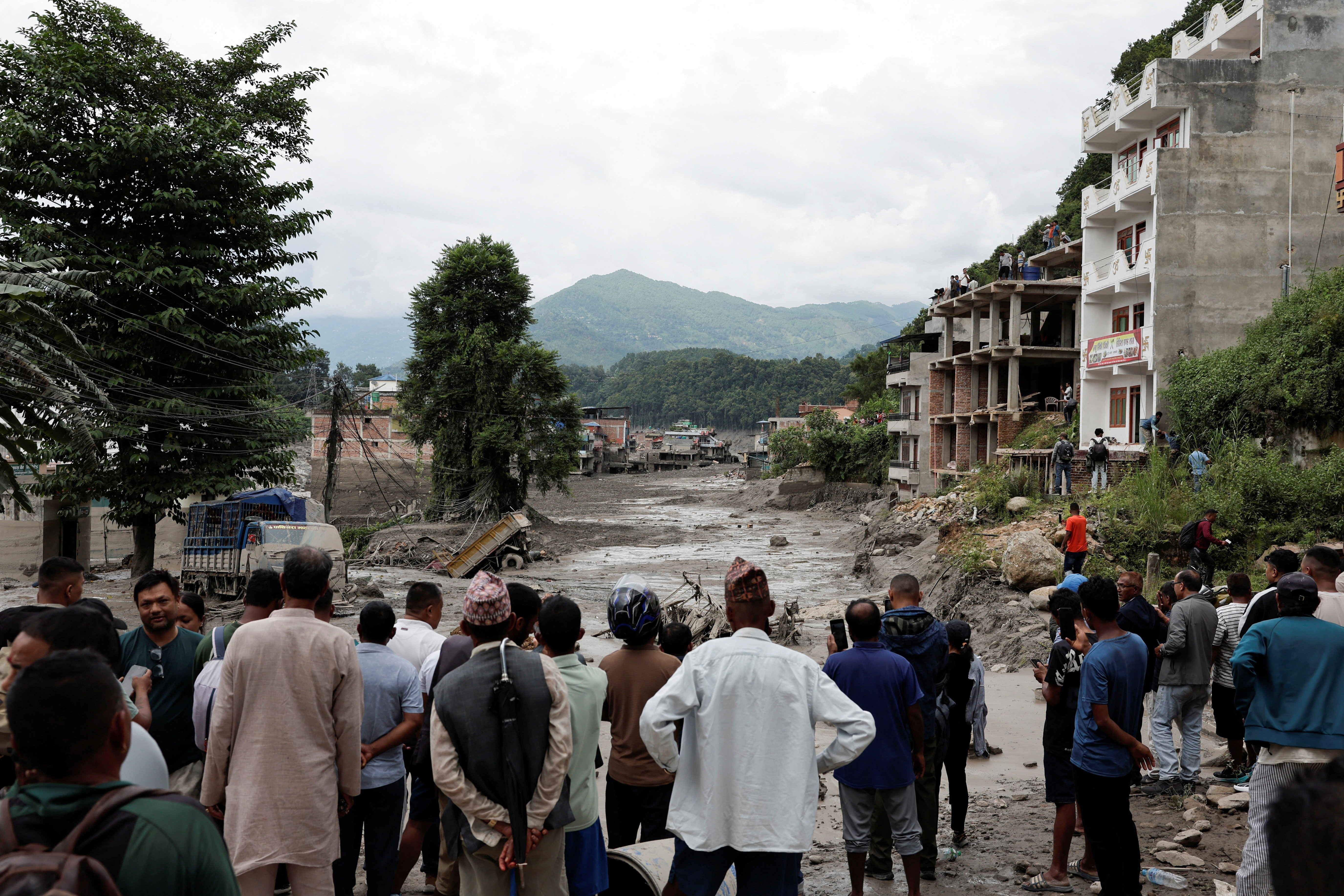 Nepalês sobrevive à avalanche de lama ao ficar agarrado a uma mangueira - QTU Questões do Universo