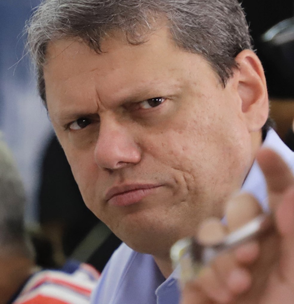 Tarcísio tem crise renal e interrompe agenda em Londres Política