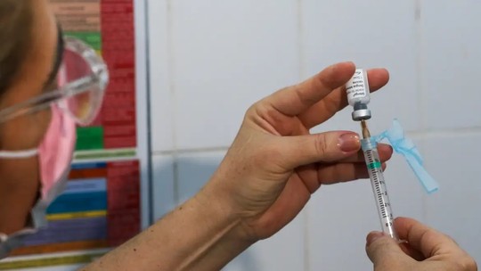 Saúde amplia idade de vacinação contra dengue para aproveitar doses perto do vencimento
