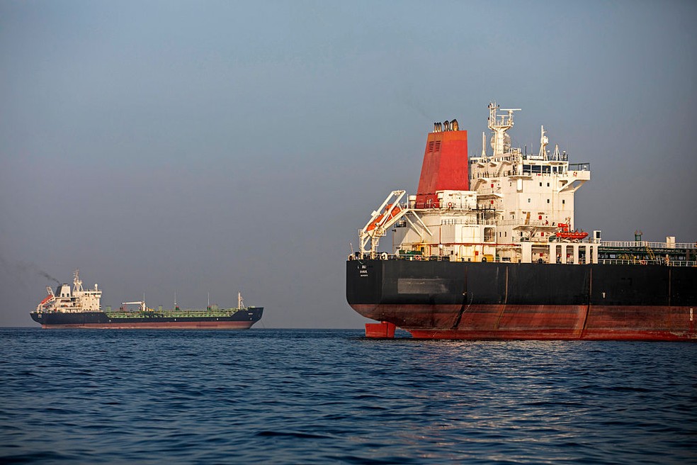 Navios ancorados próximos à Ilha Larak, do Irã, no Estreito de Ormuz — Foto: Majid Saeedi/Getty Images