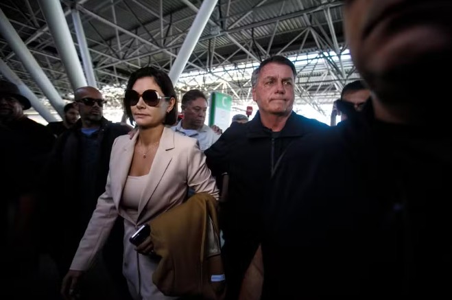 Bolsonaro vai a aeroporto com Michelle após ter pedido negado para acompanhar posse de Trump