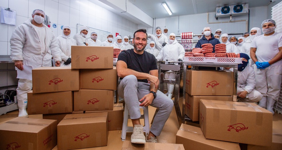 Os hambúrgueres mudaram o rumo da Beef Boutique, empório de carnes especiais de São Paulo fundado em 2012 por Felipe Bueno. Ela vende 200 toneladas de hambúrgueres por mês — Foto: Divulgação