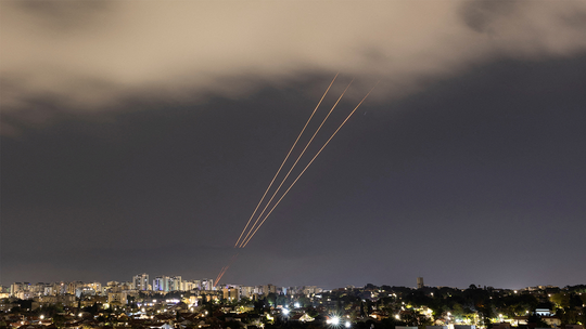 Israel lança mísseis contra Irã em retaliação, diz oficial dos EUA; sistema de defesa aérea iraniano é ativado