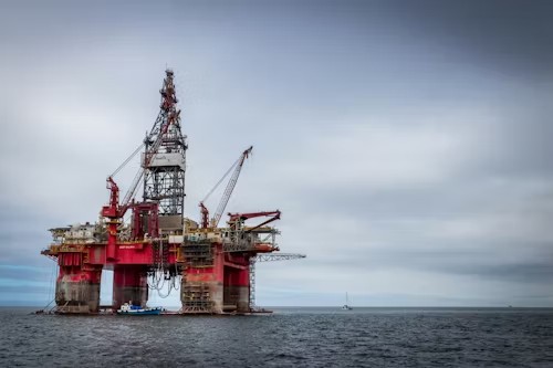 Demanda de petróleo deve cair ainda mais com agravamento do choque em Ormuz, diz AIE