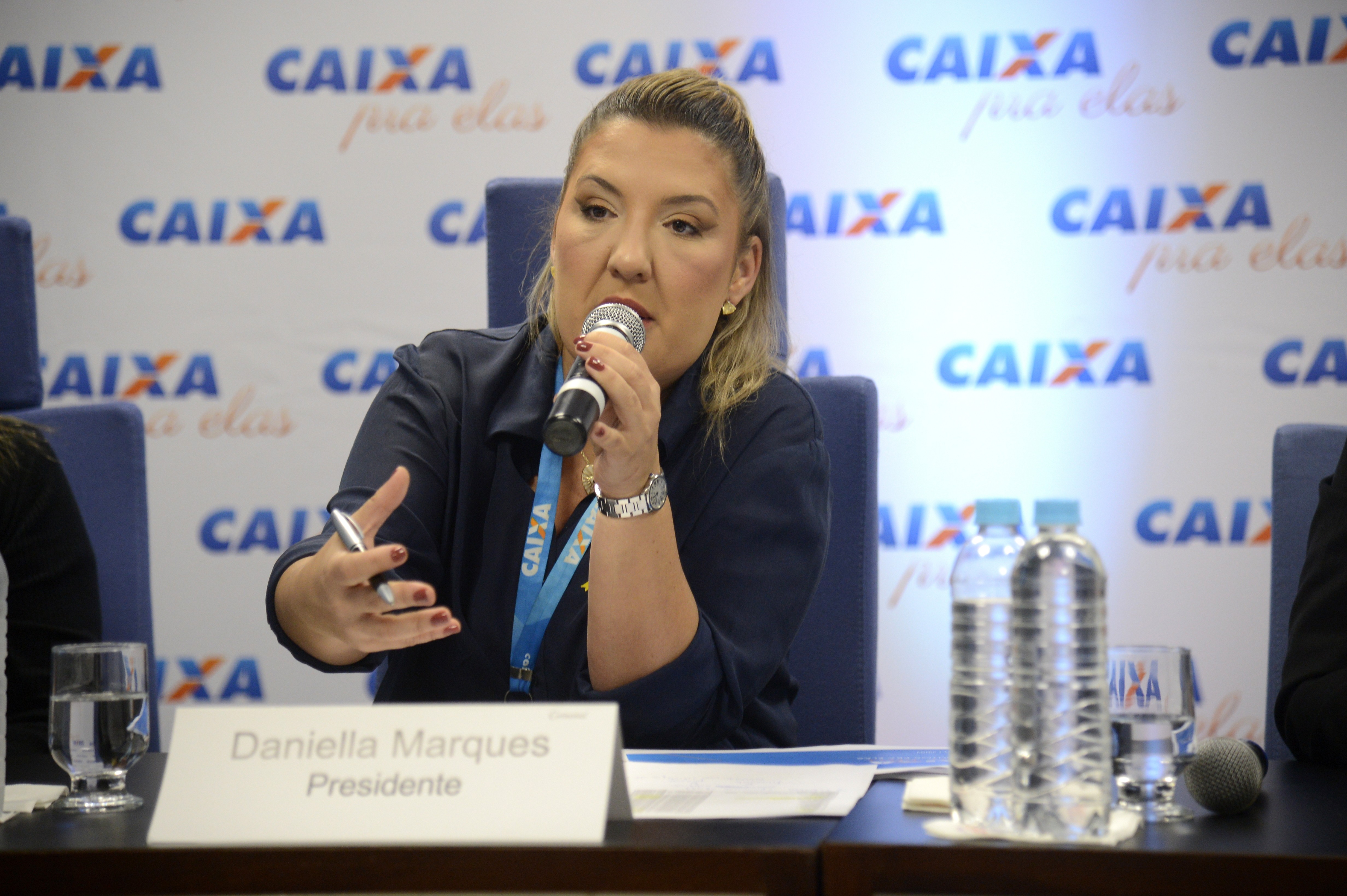 Daniella Marques evita falar sobre definição para vice de Flávio e propõe corte de 1,5% do PIB - QTU Questões do Universo