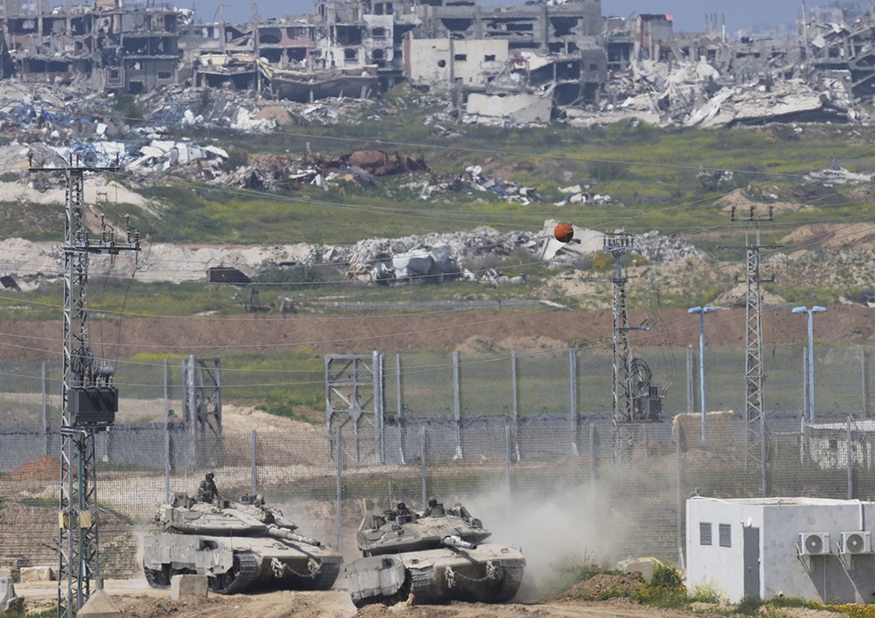 Imagem de um ataque de Israel a Gaza — Foto: Ohad Zwigenberg/AP