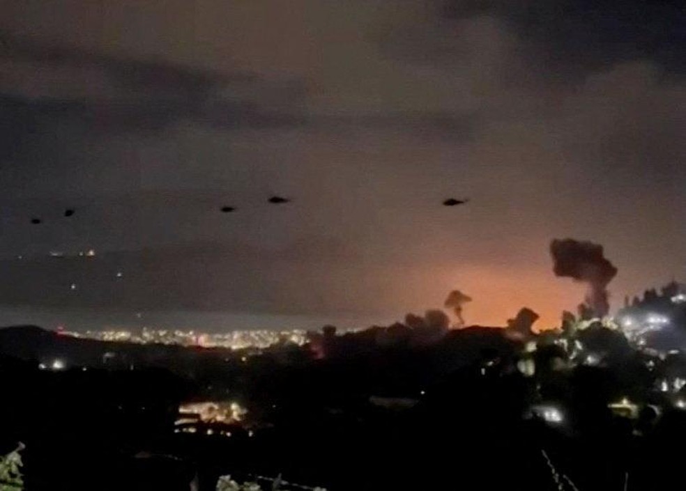 Helicópteros sobrevoam colunas de fumaça provenientes de explosões em Caracas, Venezuela — Foto: VIDEO OBTAINED BY REUTERS/via REUTERS