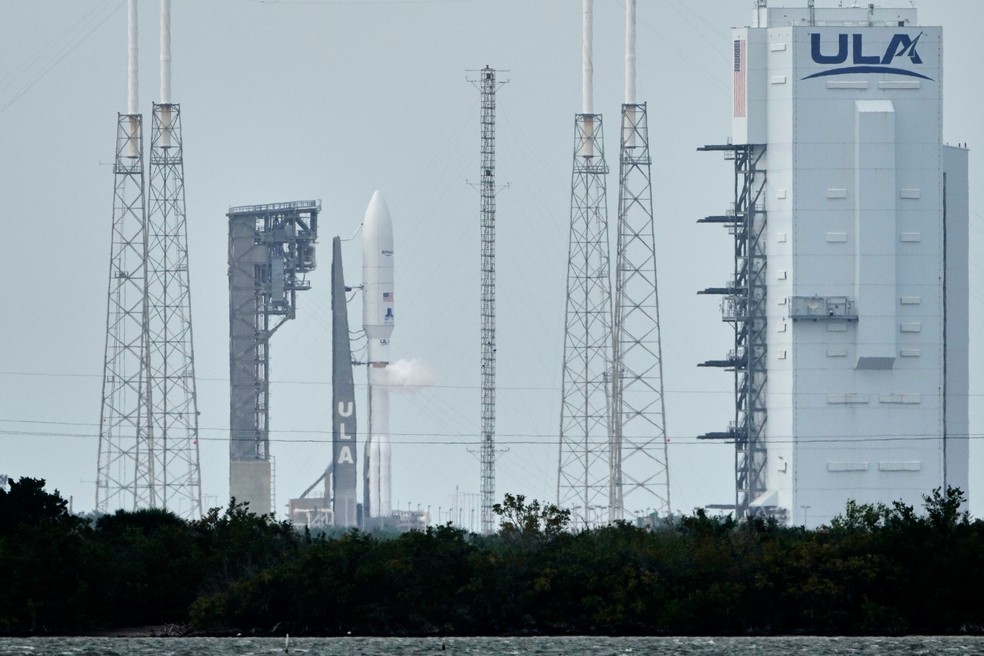 Foguete com carga de satélites da Amazon — Foto: John Raoux/AP