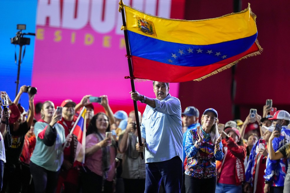 Nicolas Maduro waves a Venezuelan flag during his closing election campaign rally in Caracas, Venezuela, Thursday, July 25, 2024. Maduro is seeking re-election for a third term in the July 2 — Foto: Fernando Vergara/AP