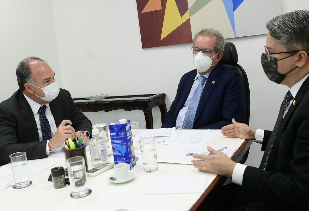 Bezerra reúne-se com senadores para negociar mudanças na proposta — Foto: Pedro França/Agência Senado
