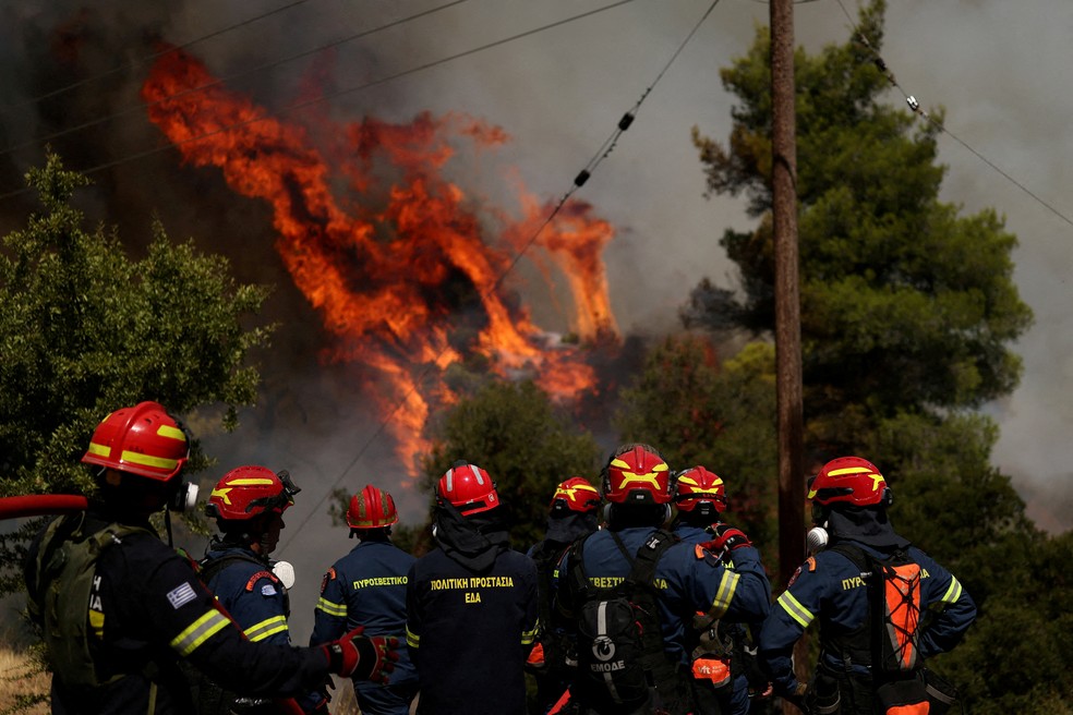 Bombeiros combatem um incêndio florestal perto da vila de Agia Paraskevi, na Grécia, em 2 de agosto de 2026 — Foto: . REUTERS/Stelios Misinas/Foto de arquivo