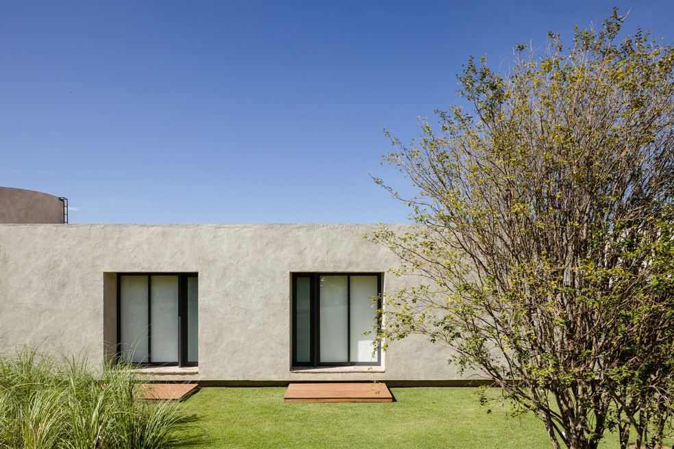 Minimalismo: projeto de Greg Bousquet explora a simplicidade das formas e dos materiais na busca por um diálogo gentil com o entorno dessa residência — Foto: RICARDO BASSETTI/DIVULGAÇÃO