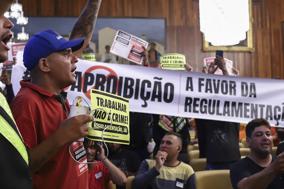 Motociclistas protestam na Câmara Municipal contra veto da Prefeitura de São Paulo ao serviço de mototáxi — Foto: Lucas Bassi/Câmara Municipal de São Paulo