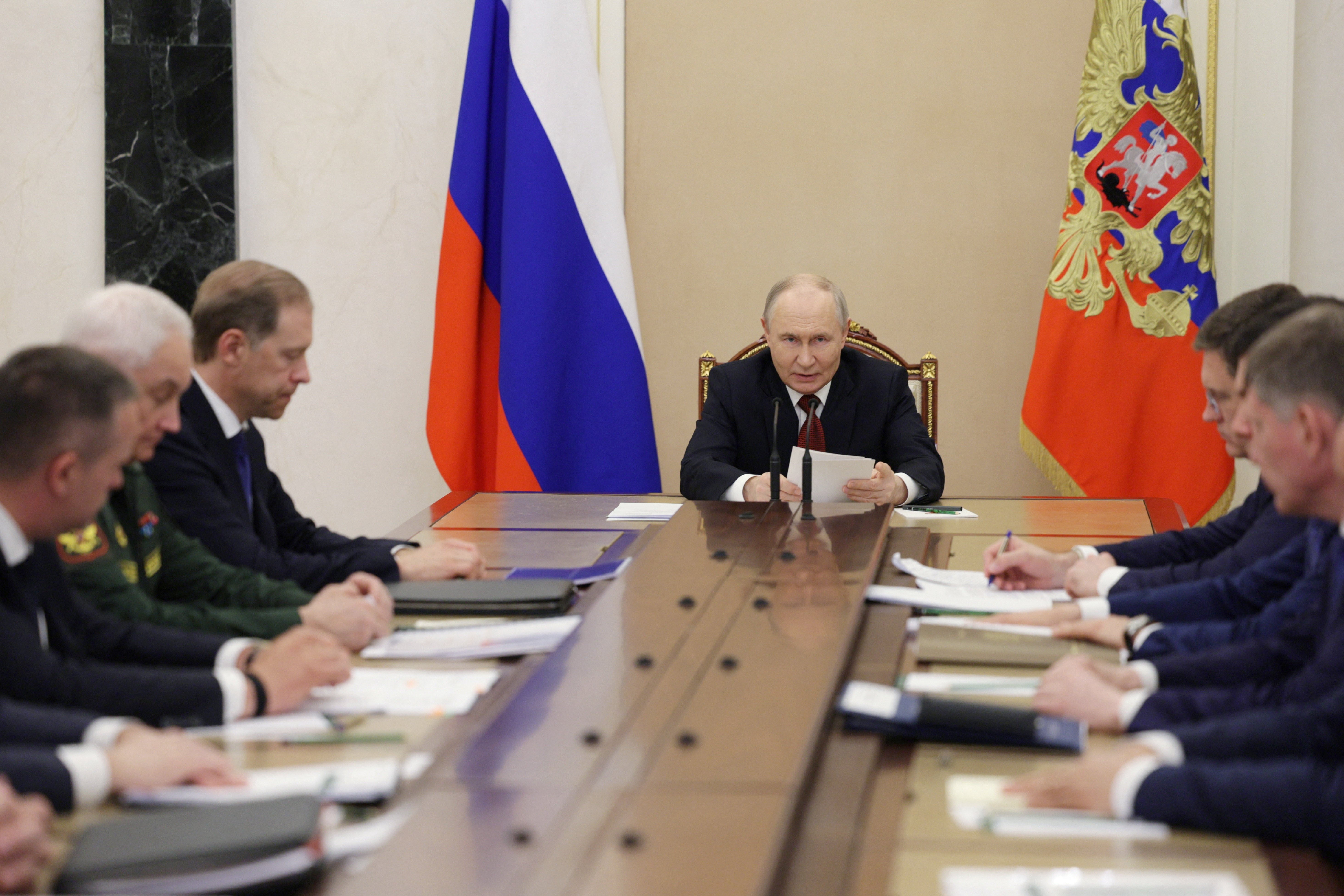 Putin reforça associação com partido governista e tenta conter desgaste com a guerra