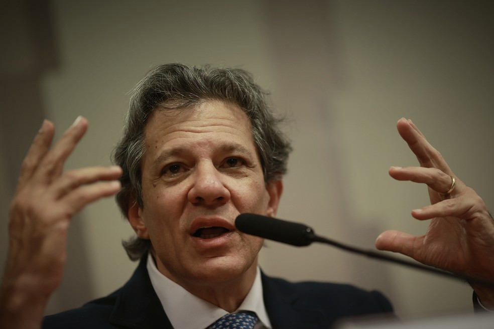 O ministro da Fazenda, Fernando Haddad, disse em entrevista que "é óbvio que as vantagens que o Brasil tem de natureza econômica são alvo de cobiça mundial", numa referência ao interesse dos EUA nas terras raras que o país possui — Foto: Cristiano Mariz/Agência O Globo