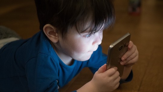 Crianças deveriam ser proibidas de usar smartphones até os 13 anos, diz estudo francês