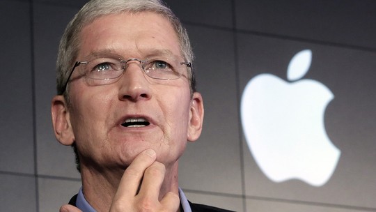 Diretor-presidente da Apple, Tim Cook, e outros executivos vendem ações, que   estão caindo