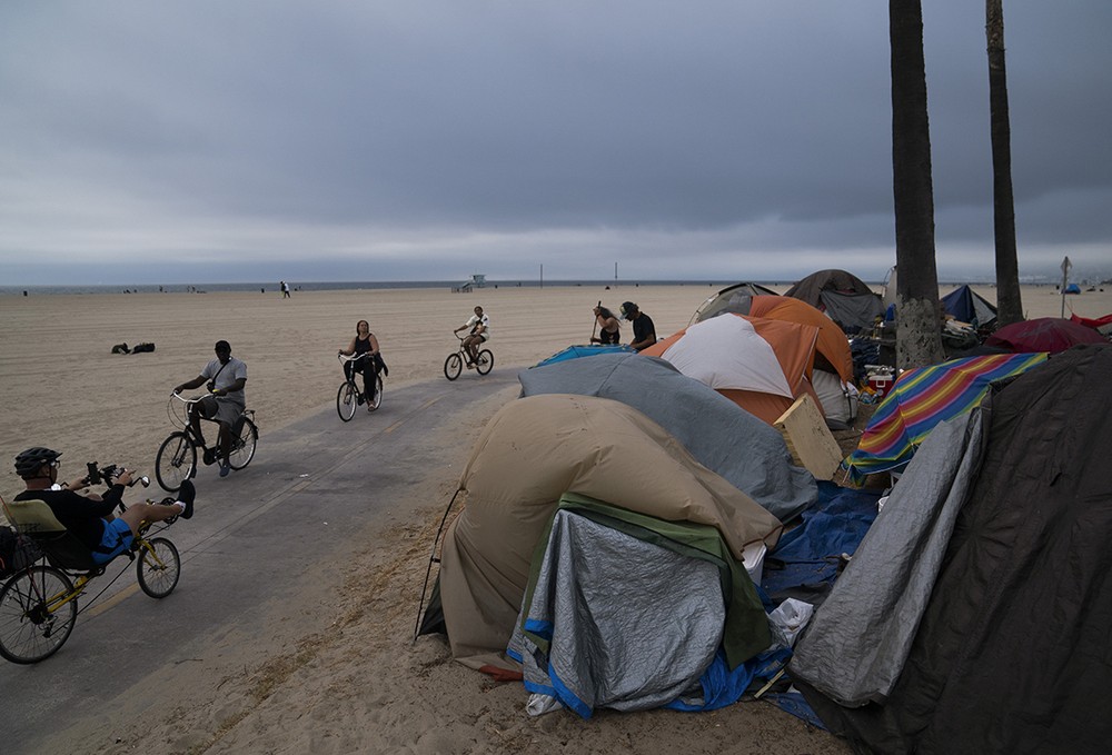 Barracas de pessoas sem-teto em praia dos Estados Unidos — Foto: Jae C. Hong/AP
