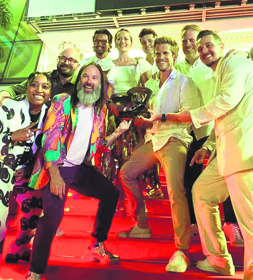 Em Cannes, publicidade da Doordash leva o Titanium Grand Prix aos EUA (o brasileiro Rafael Segri, ao centro, segura o troféu) — Foto: Daniela Braun/Valor