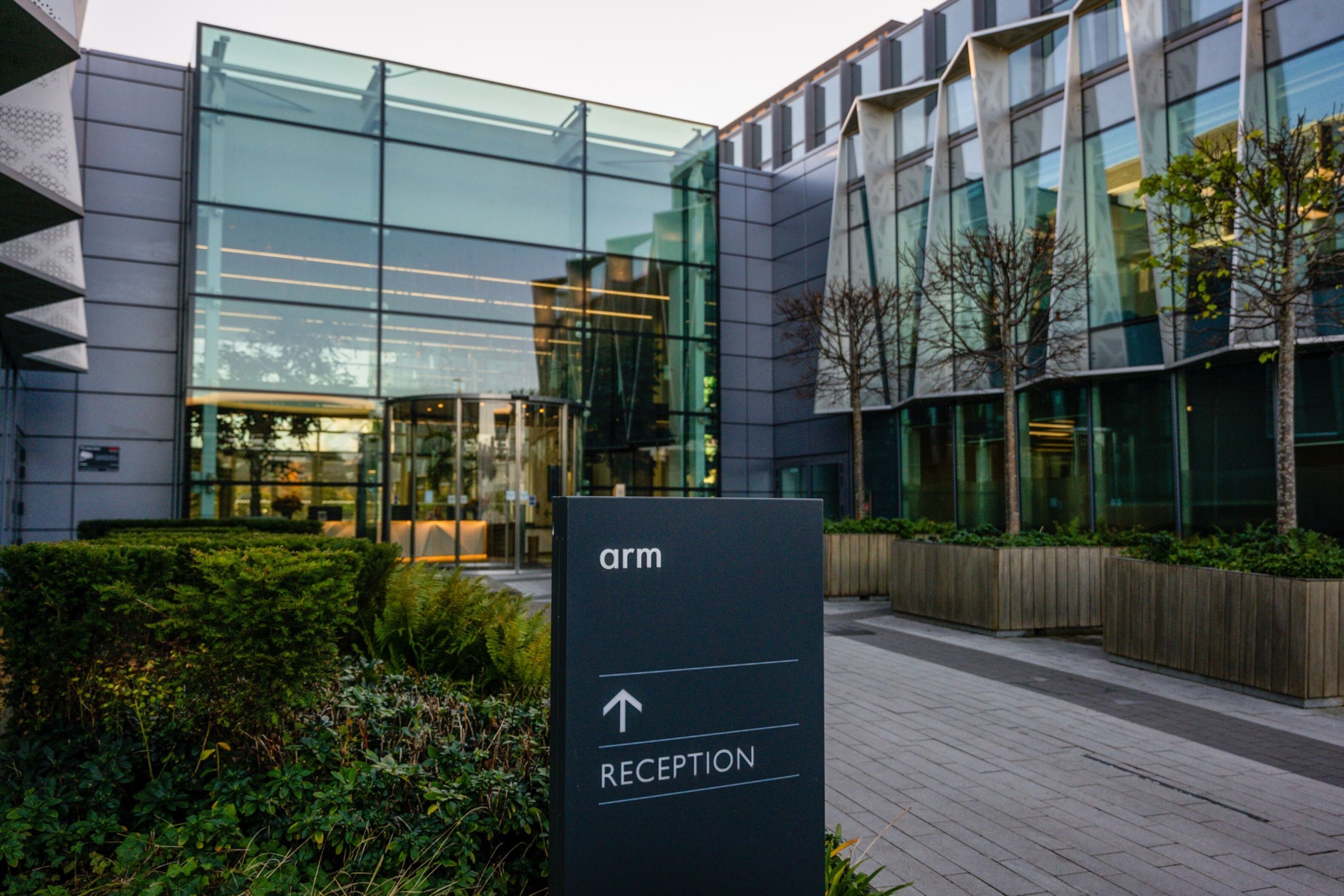 Arm revela novo chip de IA e espera bilhões em receita anual