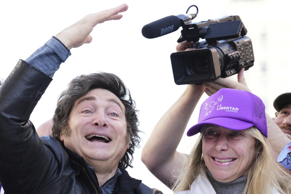 O presidente argentino, Javier Milei, e sua irmã, a secretária-geral da presidência Karina Milei, estão no cerne de um escândalo de corrupção envolvendo compra de medicamentos — Foto: Natacha Pisarenko/AP