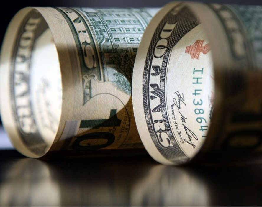 Dólar opera perto da estabilidade às vésperas de decisões do BC e Fed