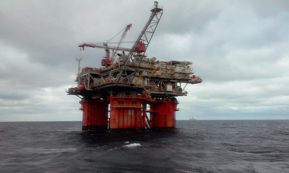 Petróleo em Queda Acentuada: Acordo de Cessar-Fogo Reduz Prêmio Geopolítico