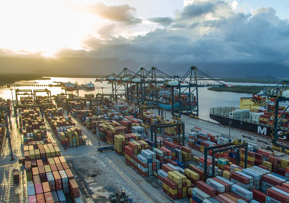 Contêineres no Porto de Santos: cerca de 30% do total de emissões de CO2 são associadas ao comércio internacional — Foto: Jonne Roriz/Bloomberg