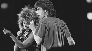 Tina Turner se apresenta com Mick Jagger em show do Live-Aid, em julho de 1985, na Filadélfia (EUA)