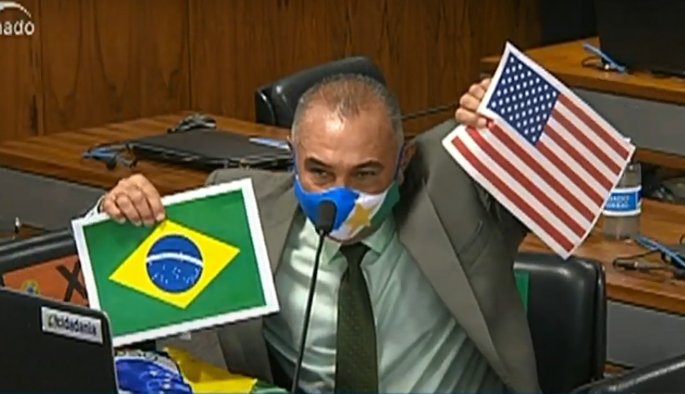 Senador mostra bandeiras de Brasil e EUA e pede que chanceler