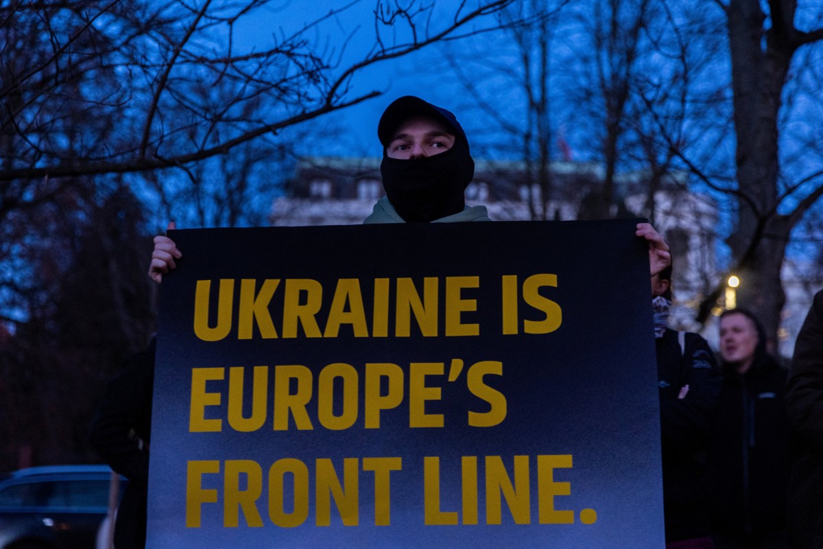 Líderes europeus prometem apoio à Ucrânia, enquanto a guerra entra no quinto ano