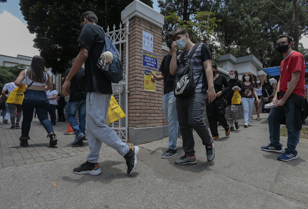 Estudantes na entrada da Universidade Mackenzie, em São Paulo, para o Enem: prova ignora pandemia e mostra desatualização — Foto: Edilson Dantas/Agencia O Globo
