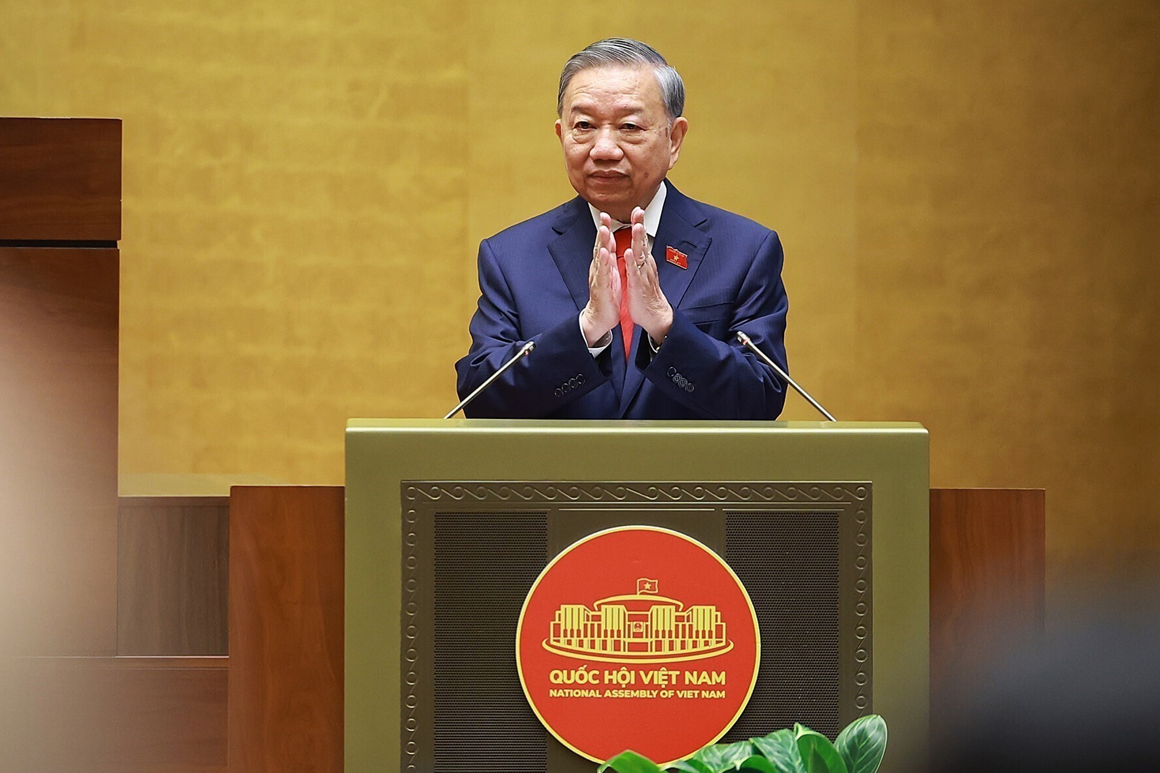 Líder do Vietnã amplia poder; novo primeiro-ministro é eleito