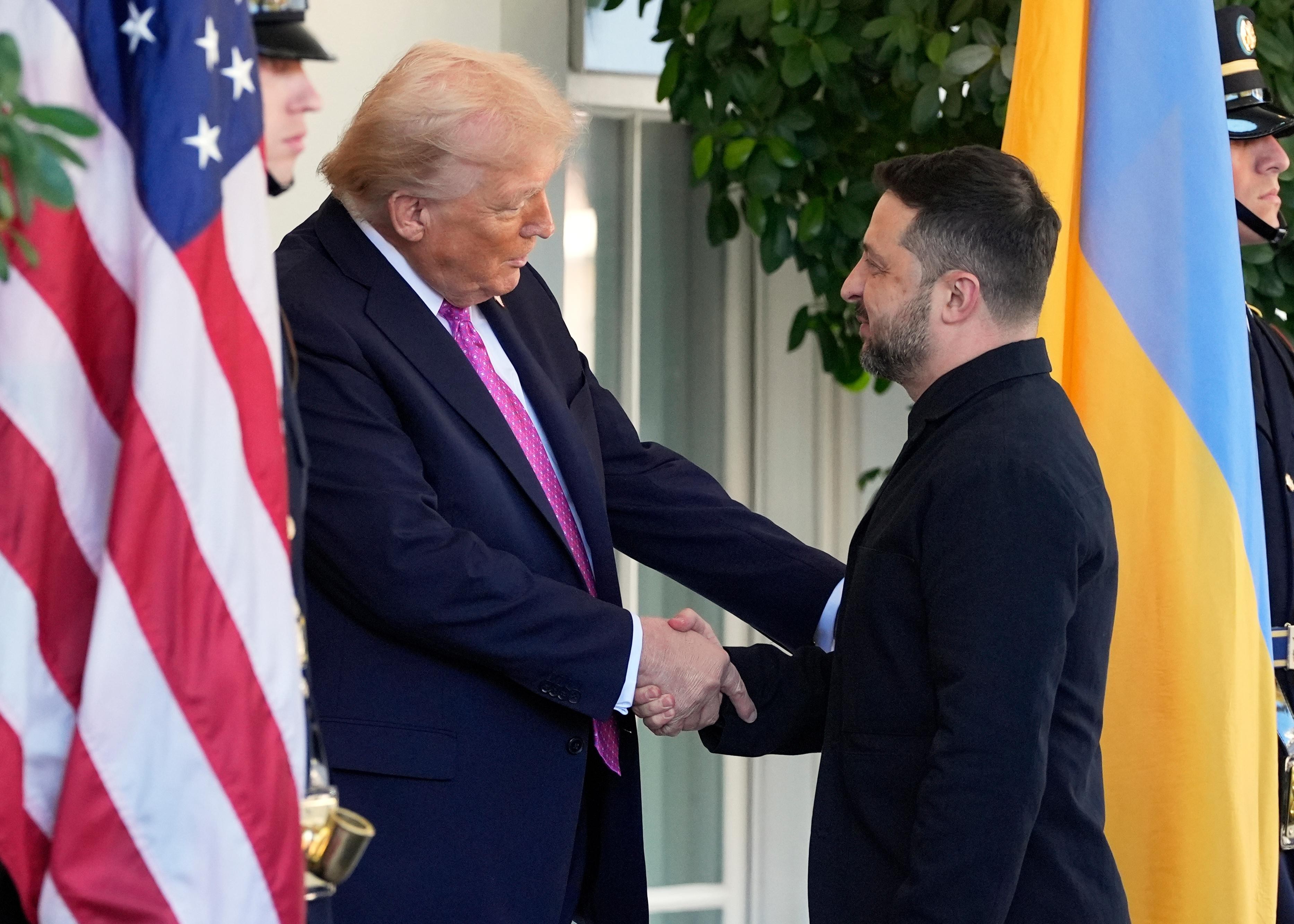 Zelensky pede mísseis Tomahawk para guerra contra Rússia; Trump reluta