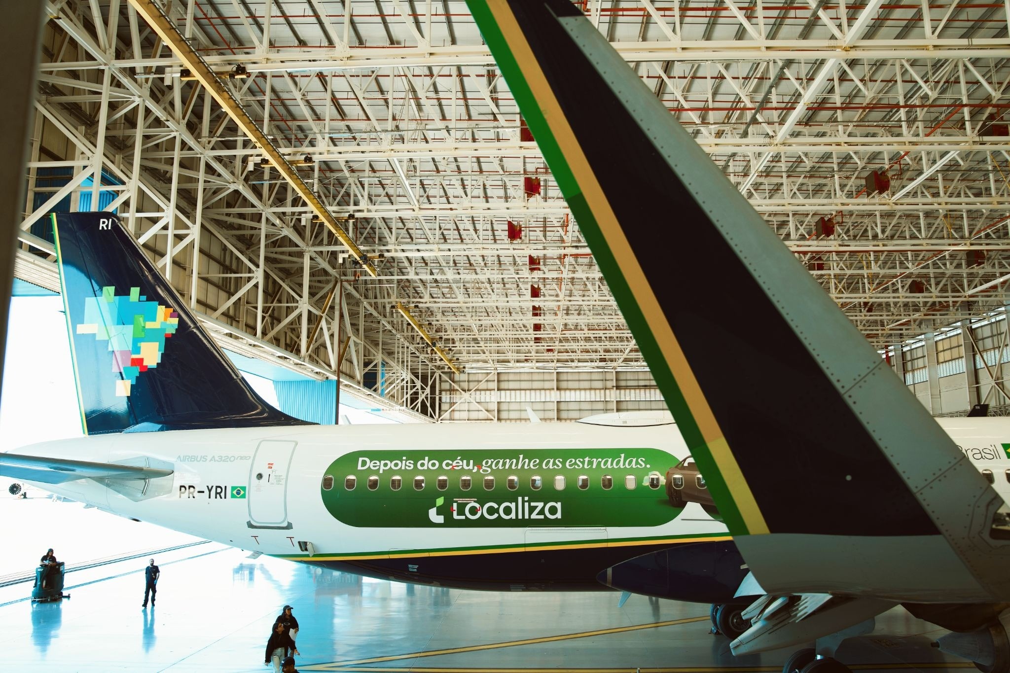 Localiza adesiva avião da Azul em nova campanha de marketing