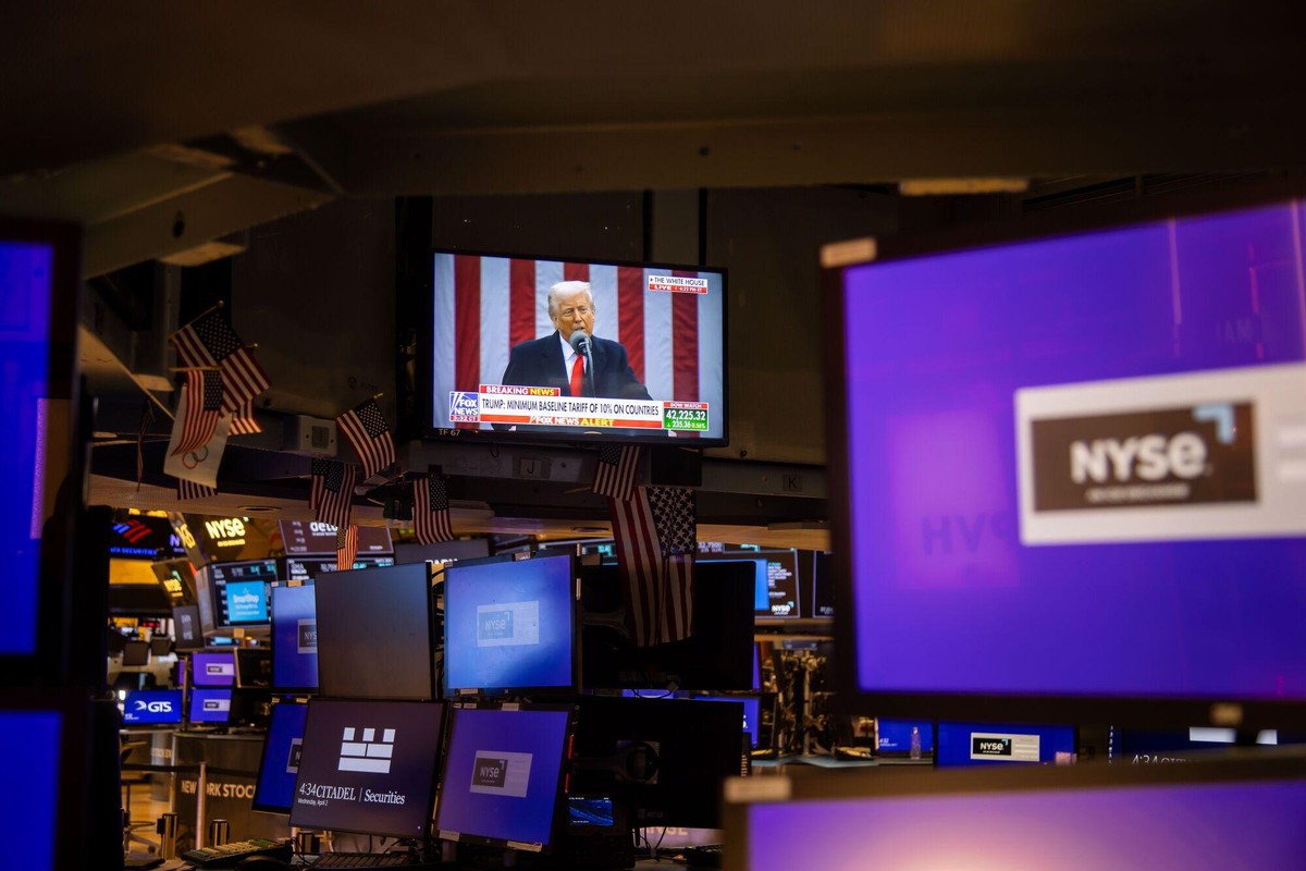 Bolsas de NY sobem após Trump recuar em ameaças a Powell e à China