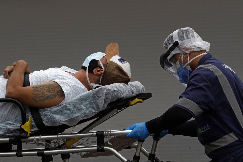 Paciente com covid é transportado de maca em um hospital público de Brasília — Foto: Eraldo Peres/AP