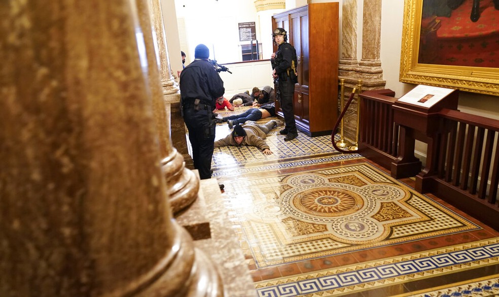 Invasores do Congresso dos EUA são presos — Foto: AP Photo/Andrew Harnik