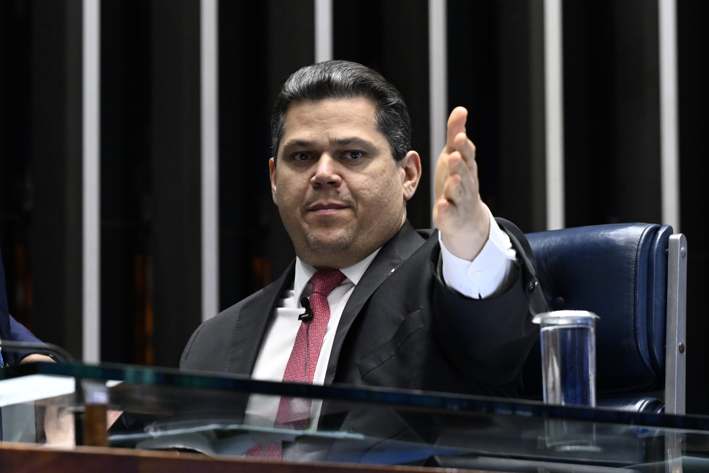 Distante de Lula, Alcolumbre não participará de evento de sanção de projeto de sua autoria - QTU Questões do Universo